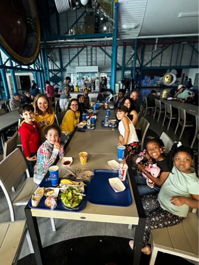 Niños almorzando en el centro espacial