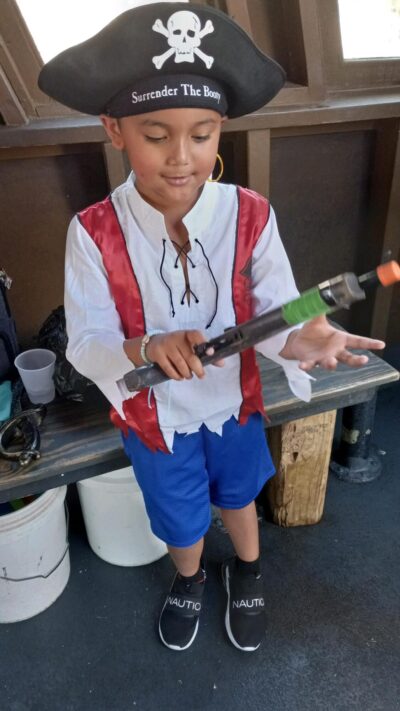 niño vestido de piñata en una fiesta