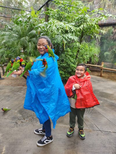 Mujer con loros y niño pequeño