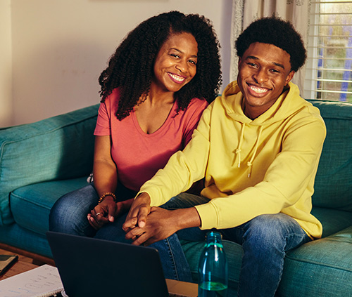 Madre e hijo sonriendo a la cámara