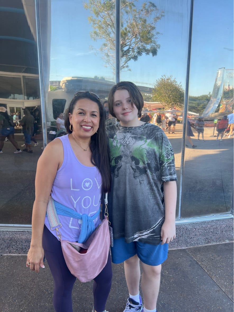 profesor con alumno en el parque