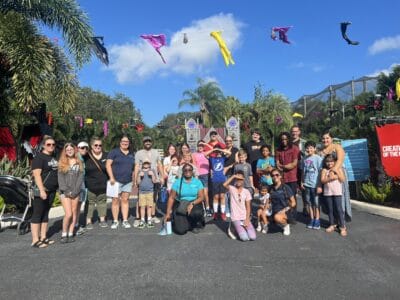 gente feliz en el zoo