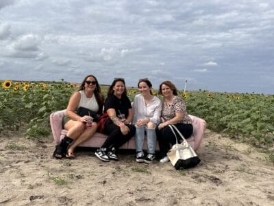 4 mujeres sonriendo a una cámara en una granja