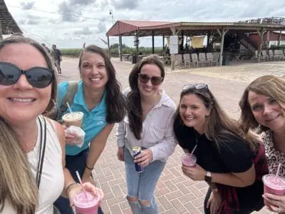 Grupo de amigos sonriendo a la cámara