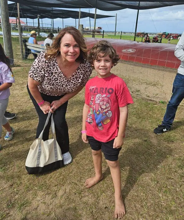 Mamá e hijo sonriendo a la cámara