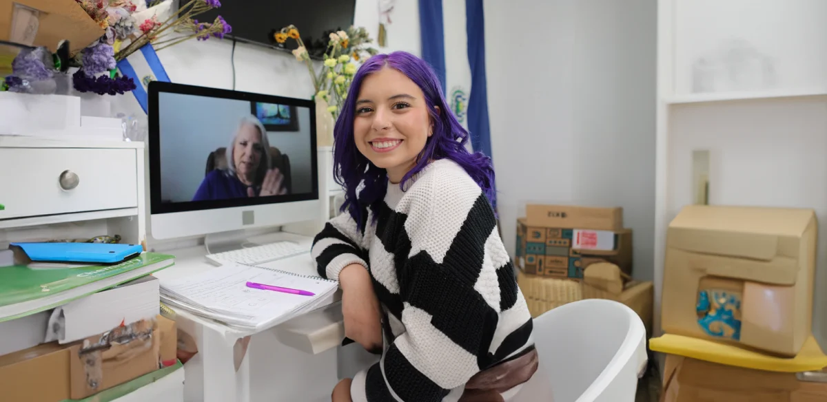 Estudiante de secundaria que asiste a una clase en línea