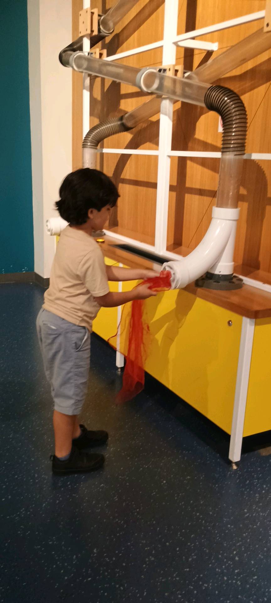 niño jugando en el museo
