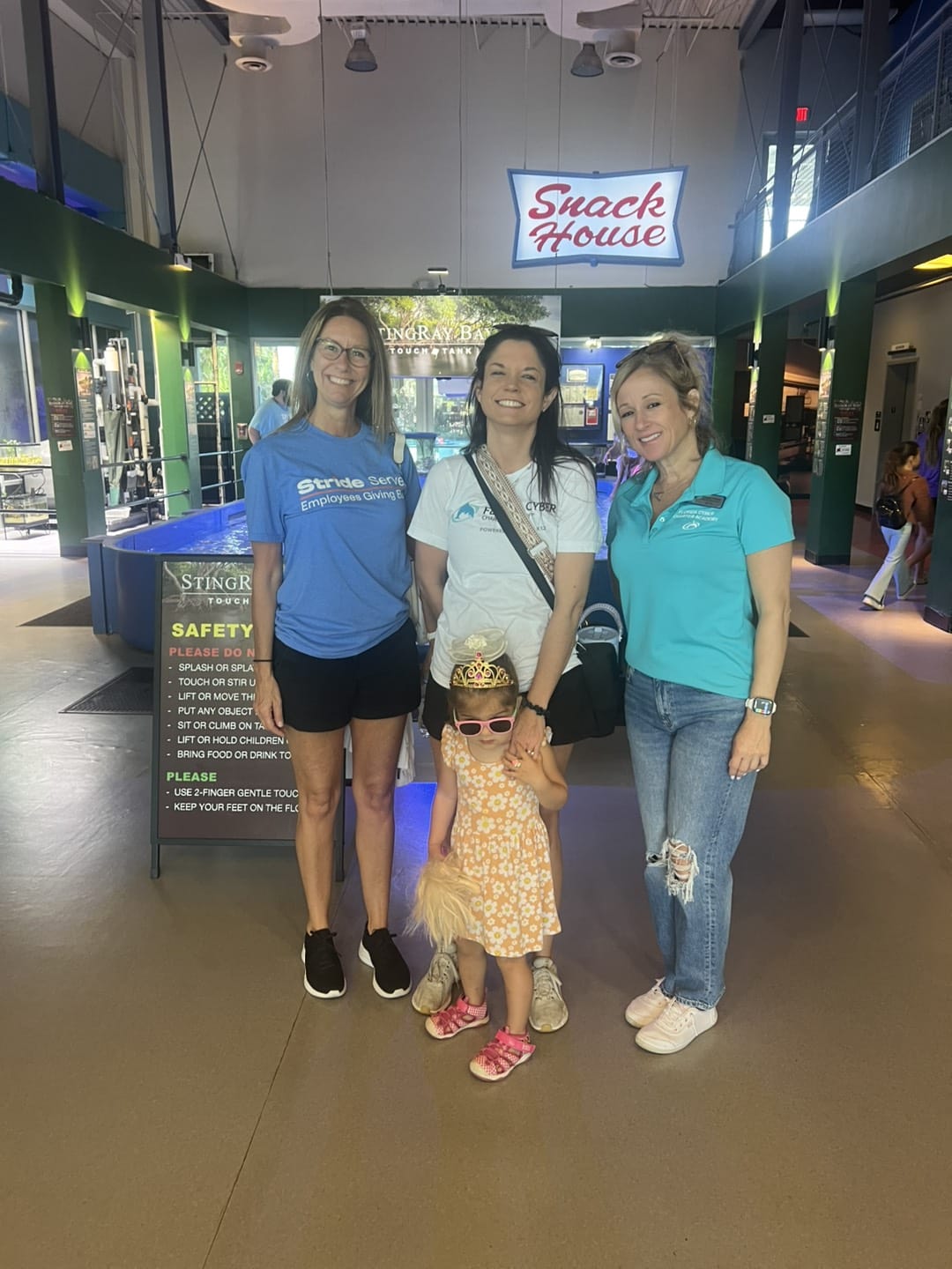 profesores con niña sonriendo en el museo
