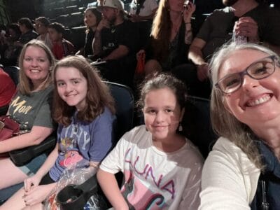 estudiantes con profesor selfie