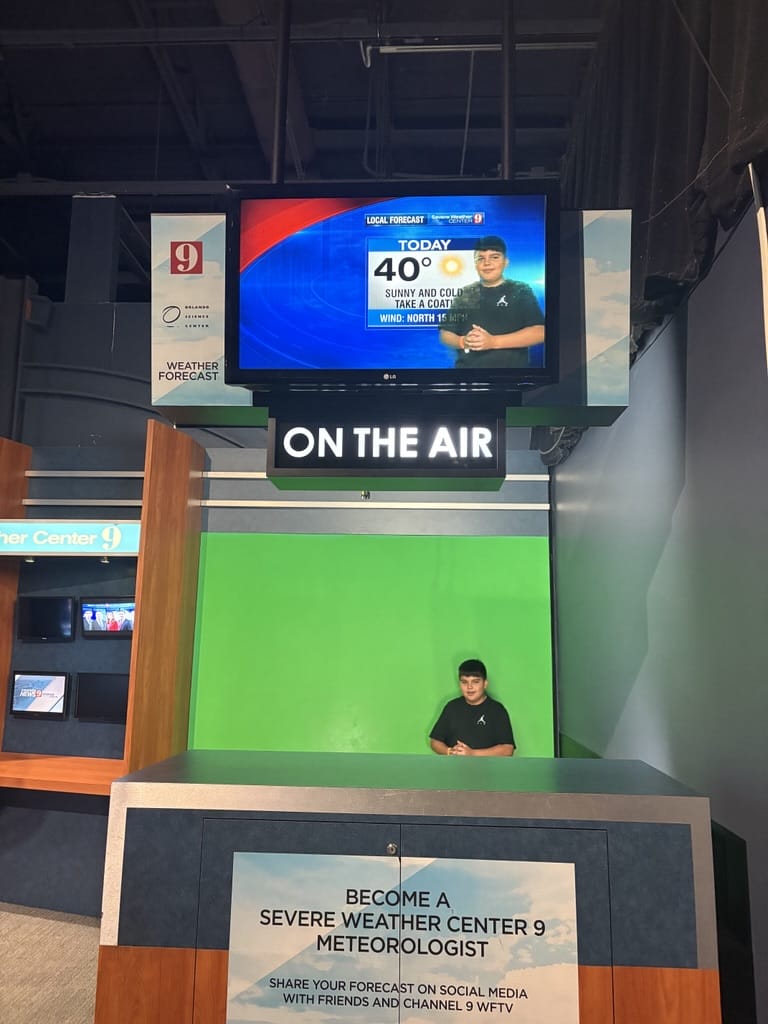 estudiante en el telediario atracción en el museo