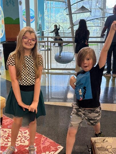 estudiantes felices en el museo