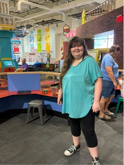 Chica feliz en el museo