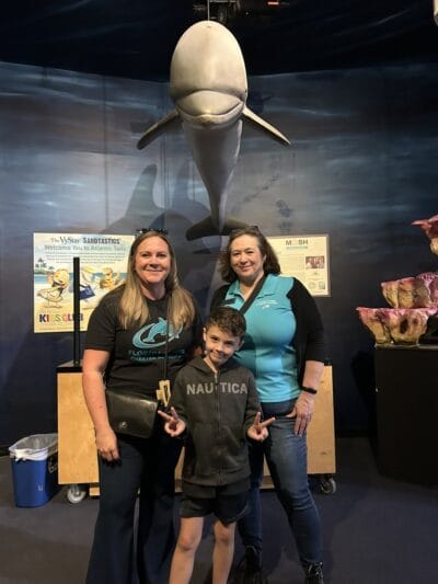 Dos mujeres con un niño