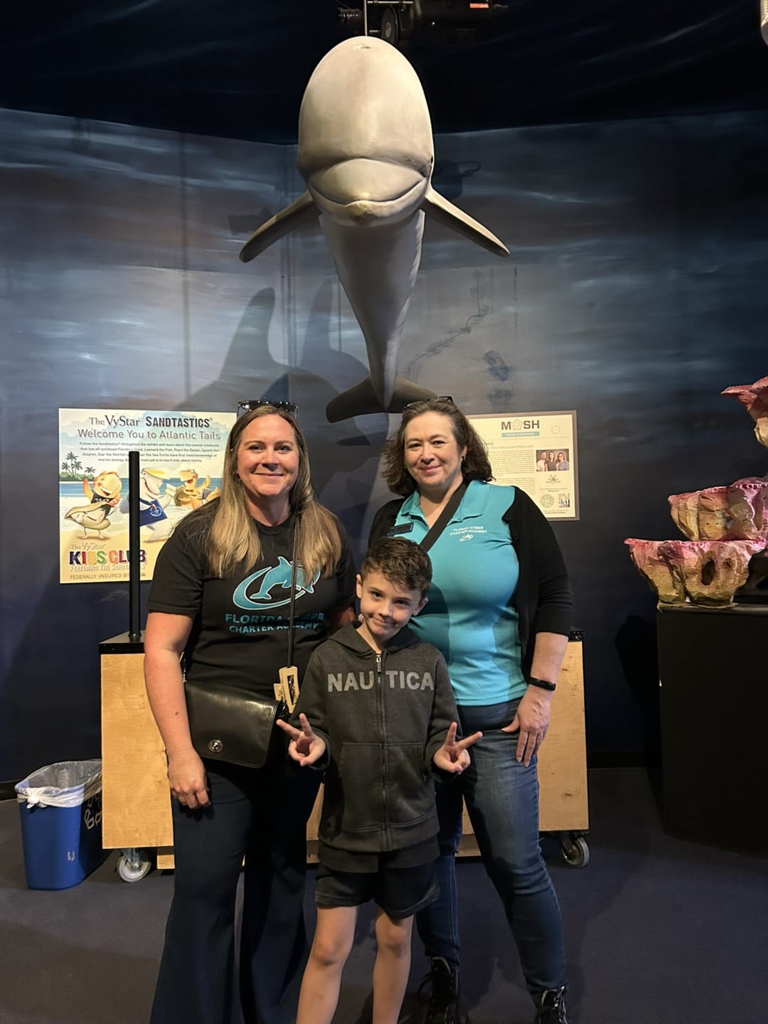 Dos mujeres con un niño