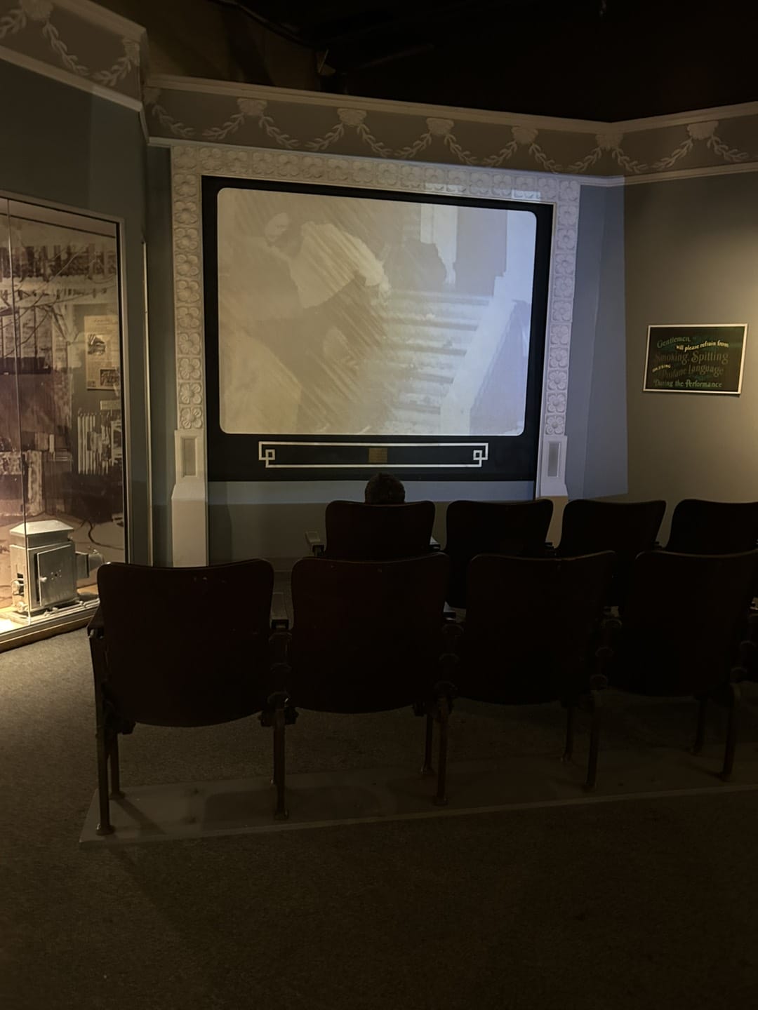 Una pared con una proyección s sobre ella.