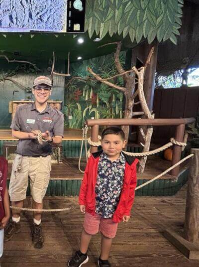 niño en la granja de caimanes