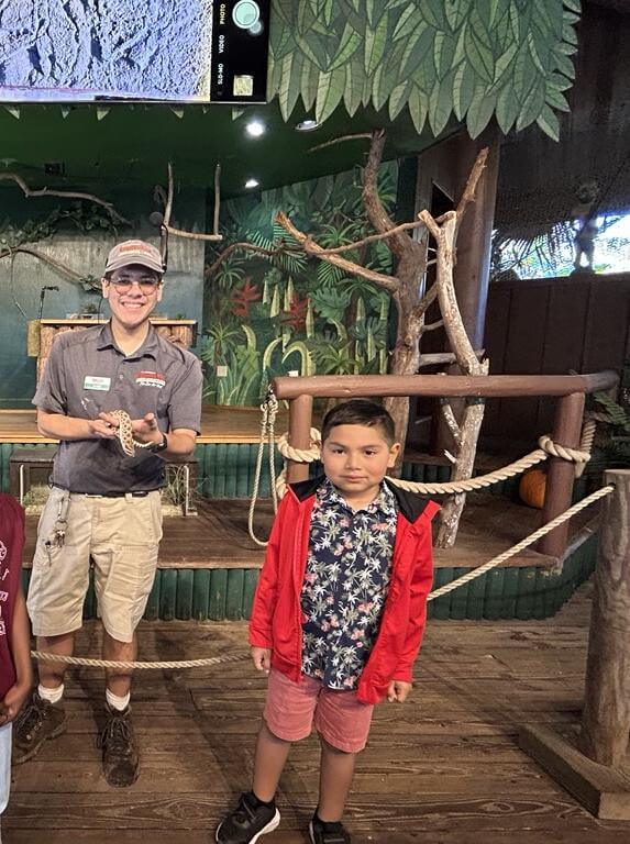niño en la granja de caimanes