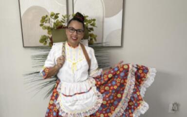 Celebrando su cultura: La Sra. Stauffer da vida al Mes de la Herencia Hispana