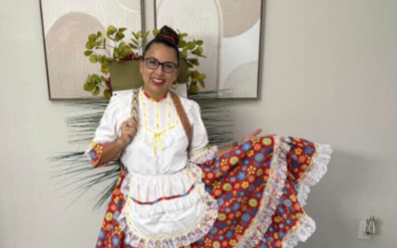 Celebrando su cultura: La Sra. Stauffer da vida al Mes de la Herencia Hispana