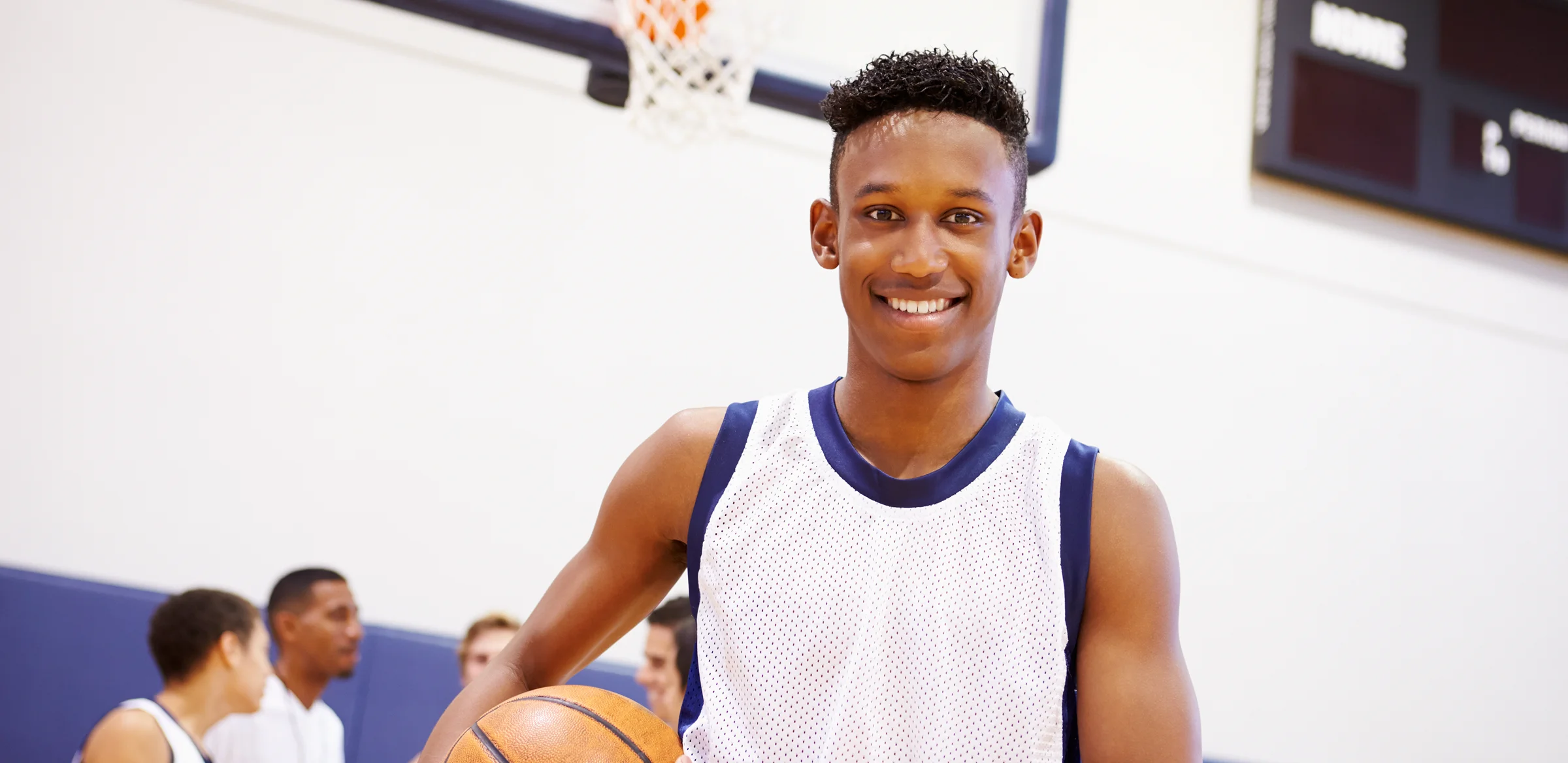 Estudiante sujetando una pelota de baloncesto