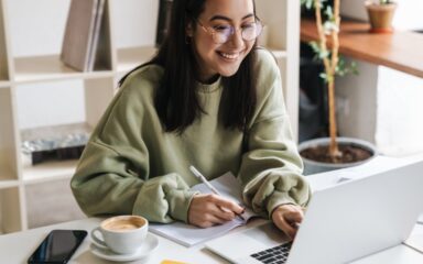 Estudiante asistiendo a una clase en línea