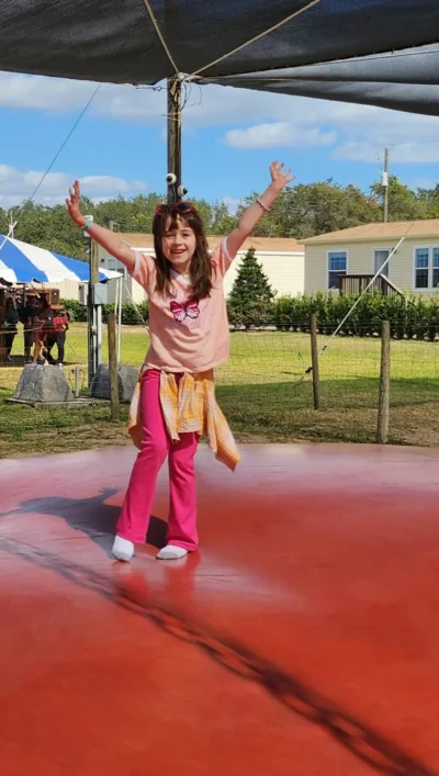 Chica feliz saltando