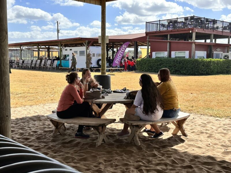 Grupo de madres hablando en el parque
