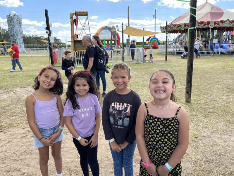 Niñas sonriendo en el parque