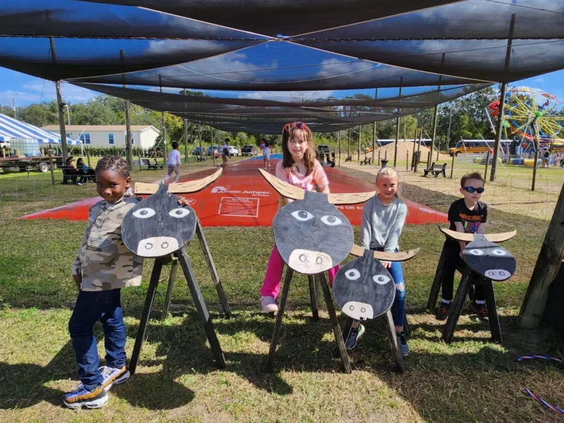 Niños en el caballo de juguete