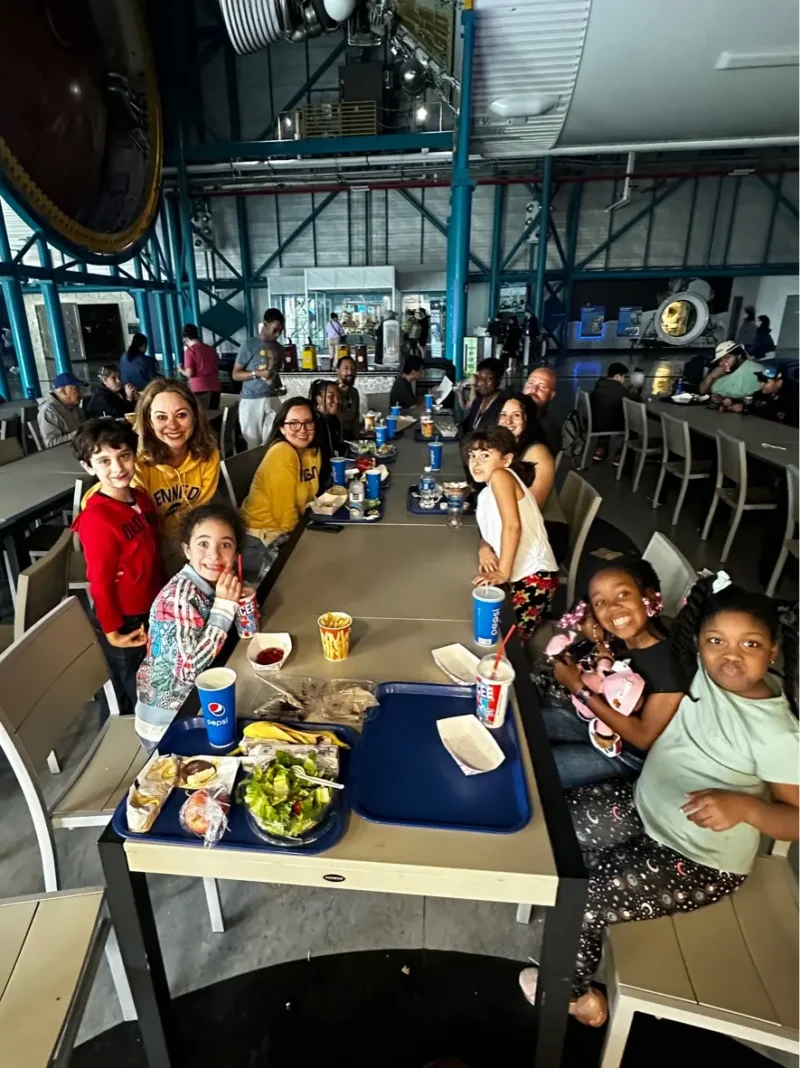 Niños almorzando en el centro espacial