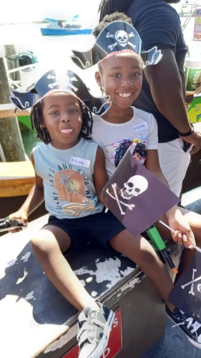 Niños con sombreros piratas