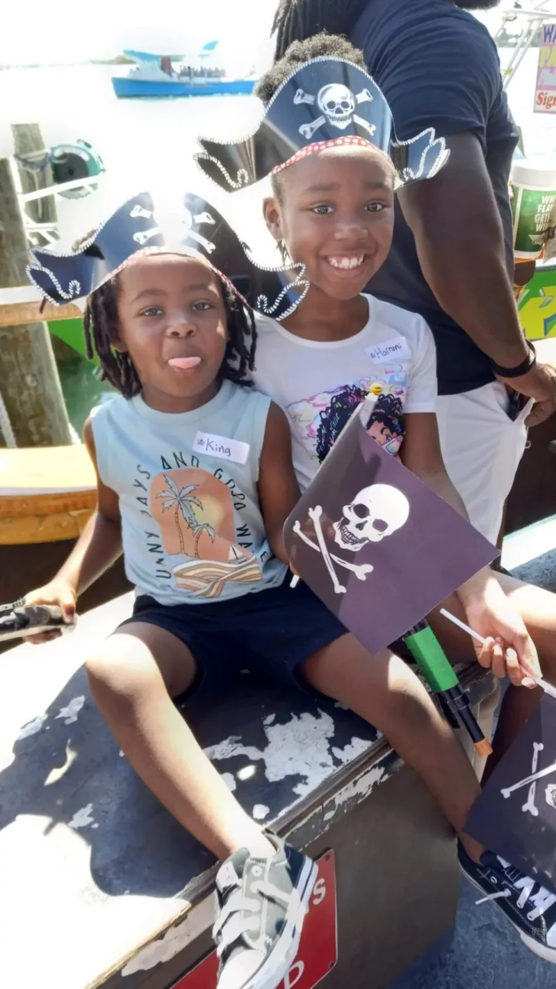 Niños con sombreros piratas