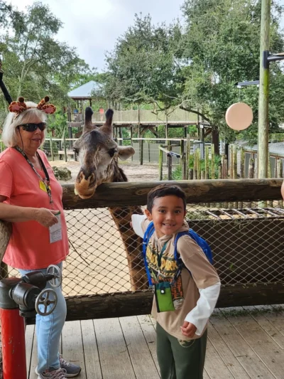 Niño con jirafa