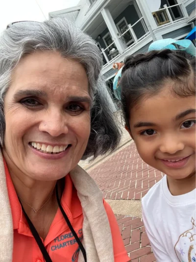 Profesor con una alumna en el zoo