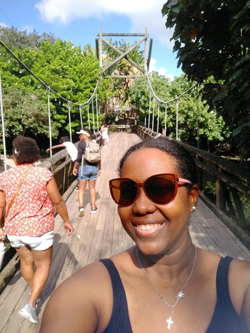 mujer feliz en el puente del zoo