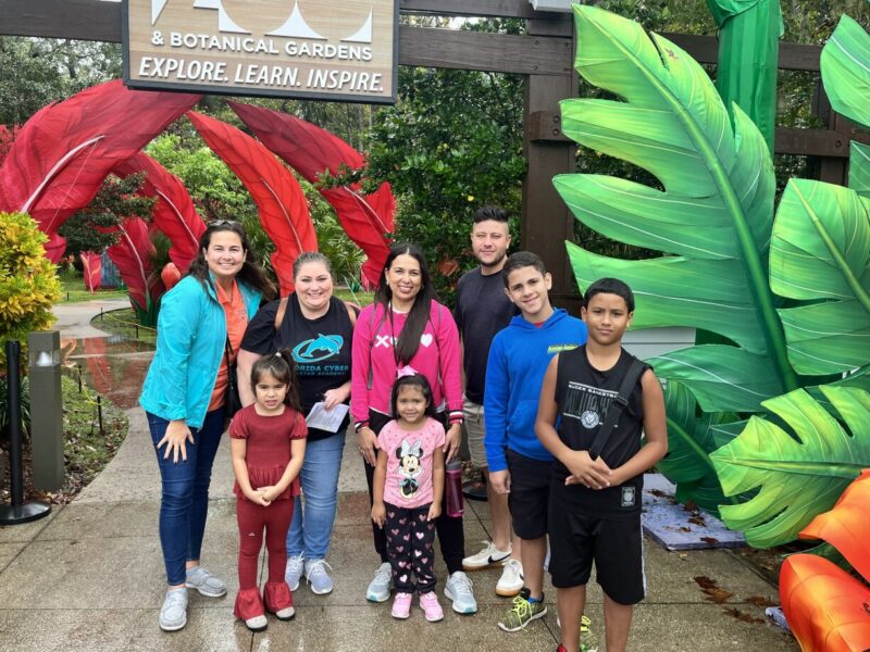 Grupo de profesores y niños en el zoo