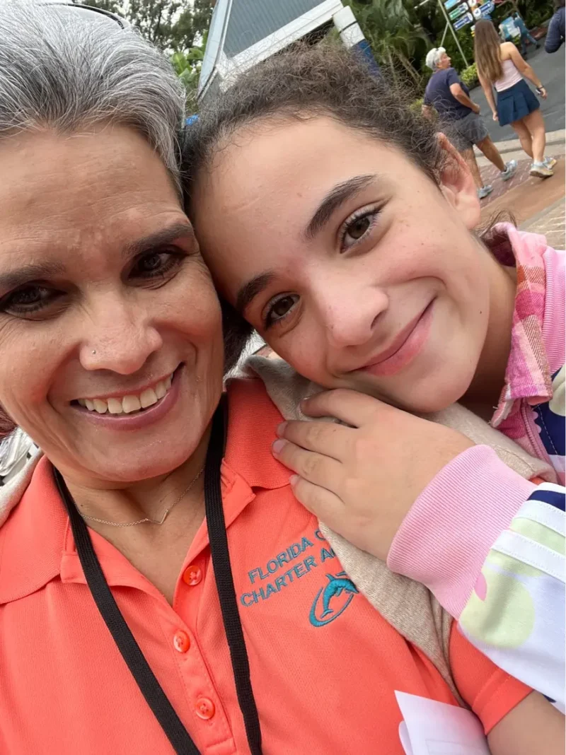 Niña con profesor en el zoo