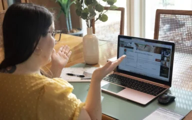 Estudiante ante el ordenador.