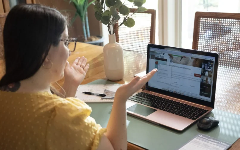 Estudiante ante el ordenador.