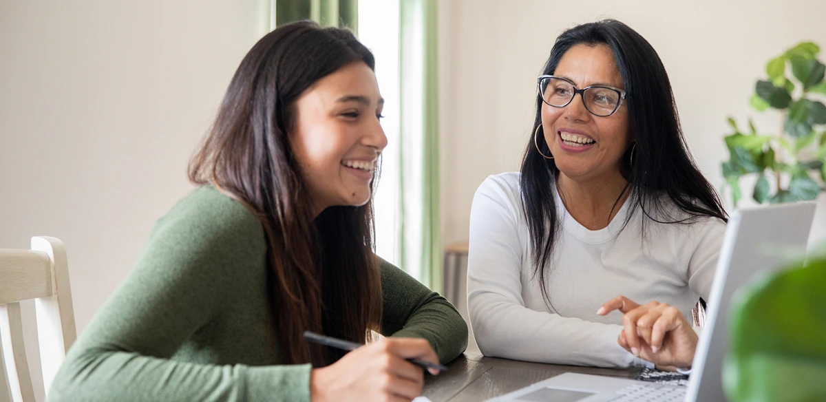 chicas estudiando y sonriendo
