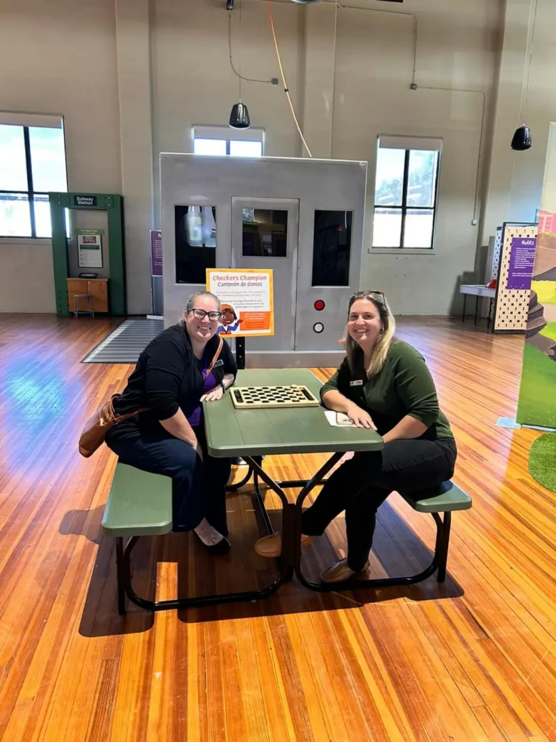Dos mujeres sonrientes