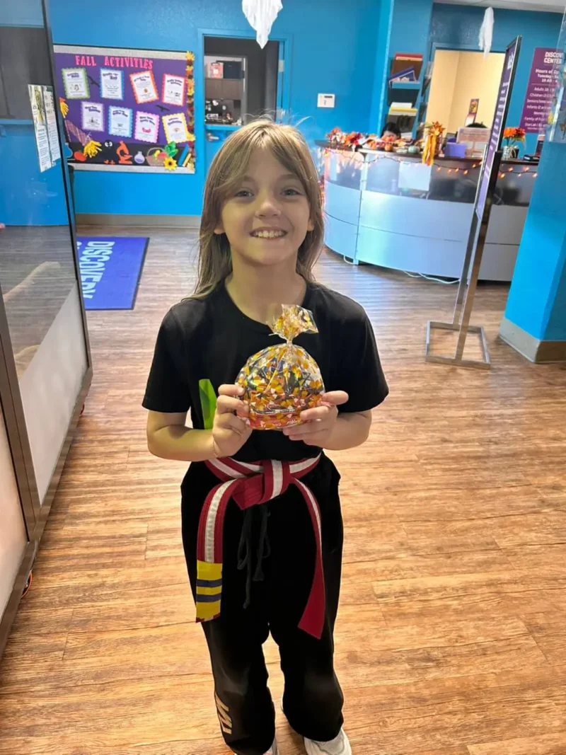 Niño sonriente con uniforme de karate