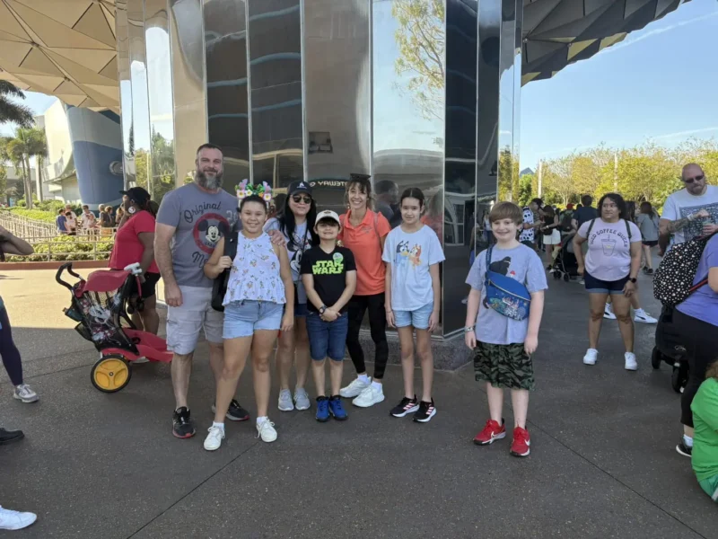 personal y estudiantes en el parque epcot
