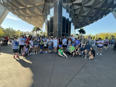 Estudiantes y familia en la foto en Epcot.