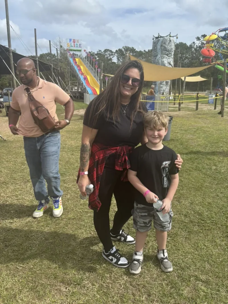 mujer con camisa negra abrazando a un niño