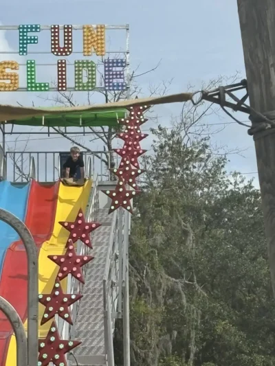 Deslizador y niño