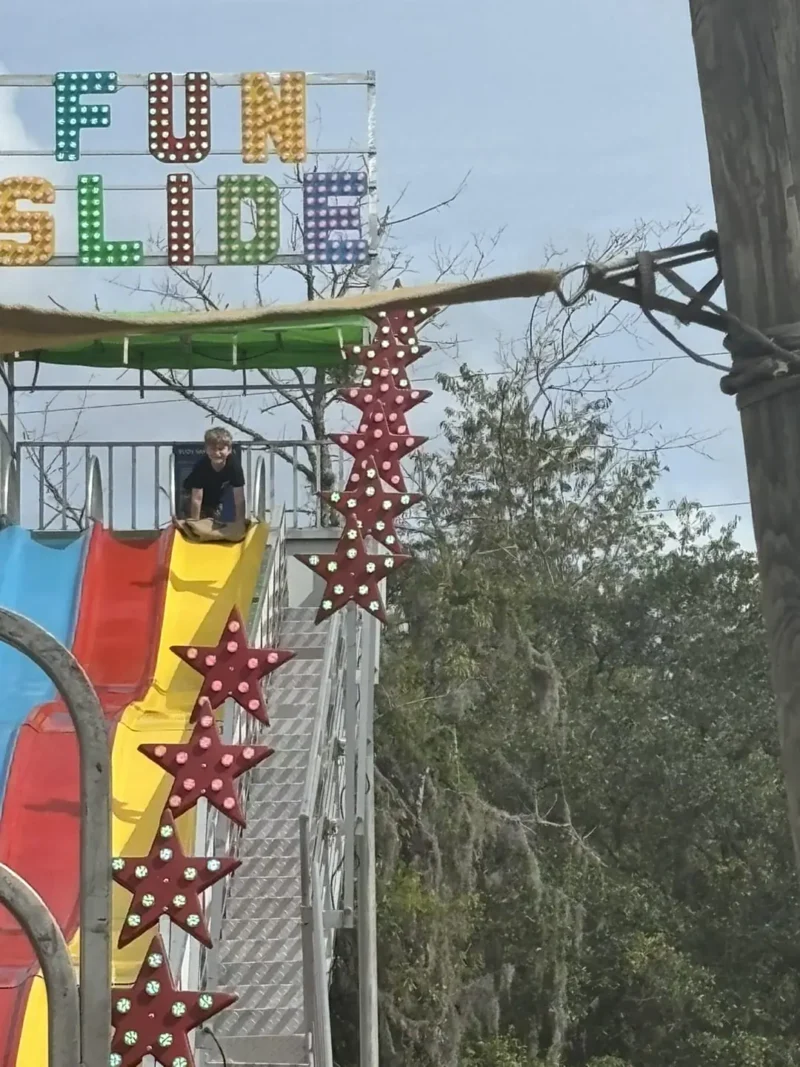 Deslizador y niño