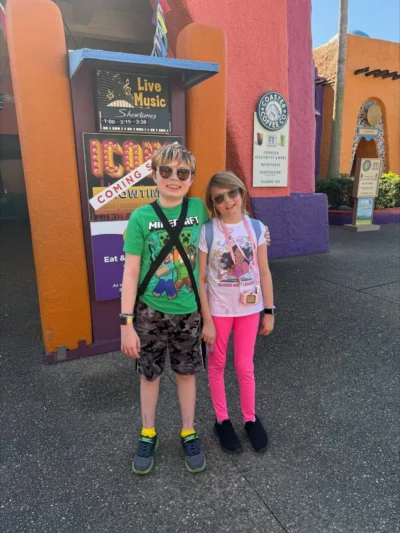 Niños sonriendo en el parque