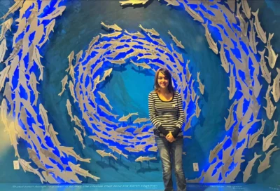 Una persona sonriente en el acuario