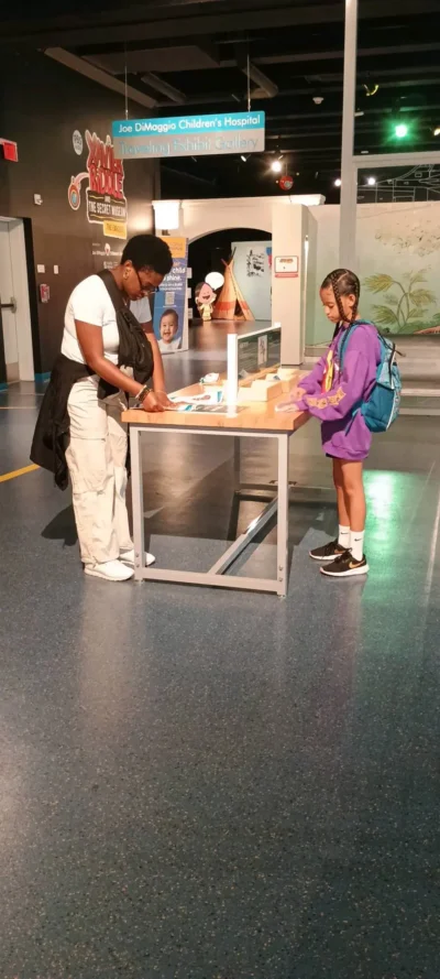 mamá y niña jugando en el museo